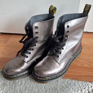 US 7 Rare Doc Martens Pascal Metallic Chrome Gray Silver Leather 1460 Boots